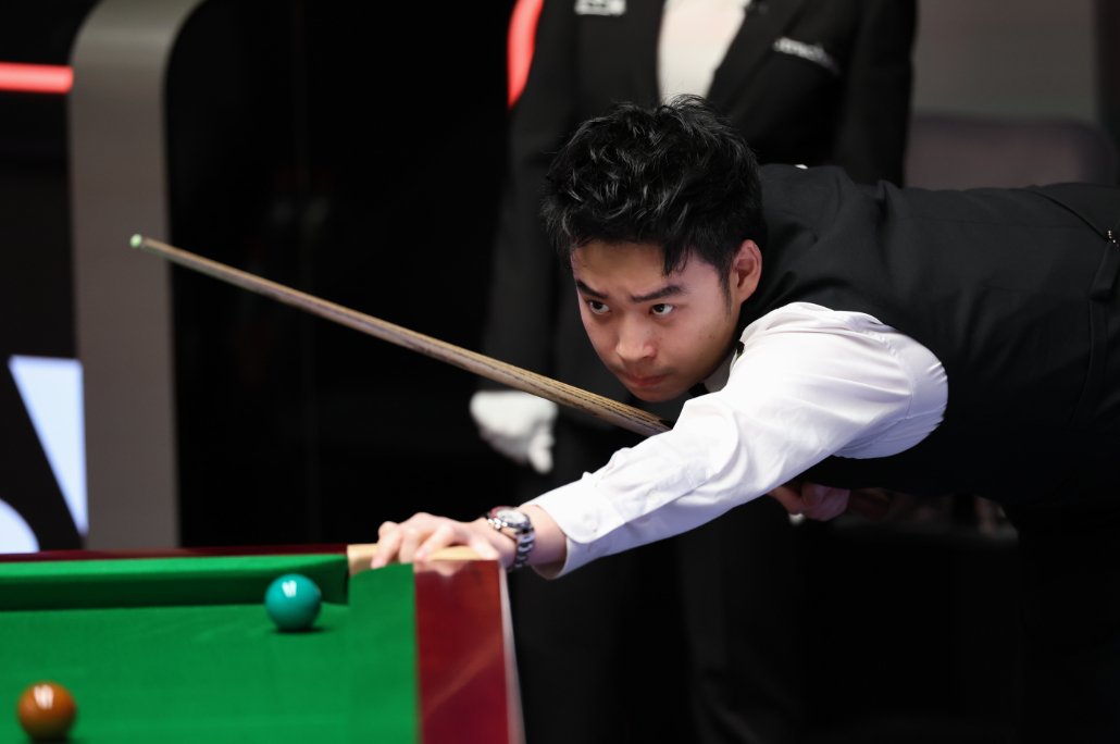 一场2-0，让郑钦文背靠背进8强！创造11年历史，下轮又遇世界第一.