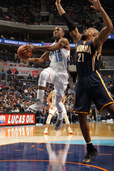 [图]德甲-凯恩点射穆勒凌空斩 拜仁2-0弗赖堡2连胜.