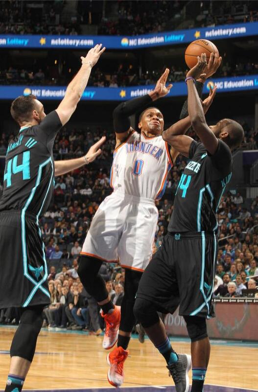 还原中甲后卫晕厥：突然倒地+咬住舌头，现场心肺复苏+救护车秒进场