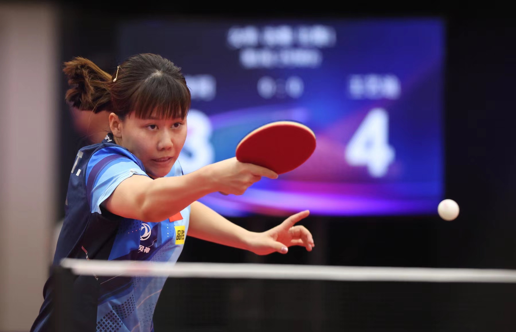 德国球童助力快发角球破门，基米希赛后送上签名足球并合影鼓励.